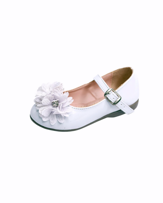 zapato color blanco con flor de tela