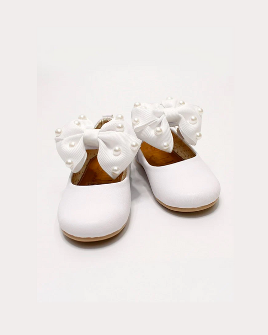 zapato con moño y perlas color blanco