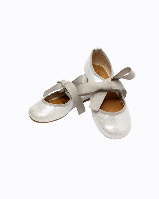 zapato plata metálico con liston gris