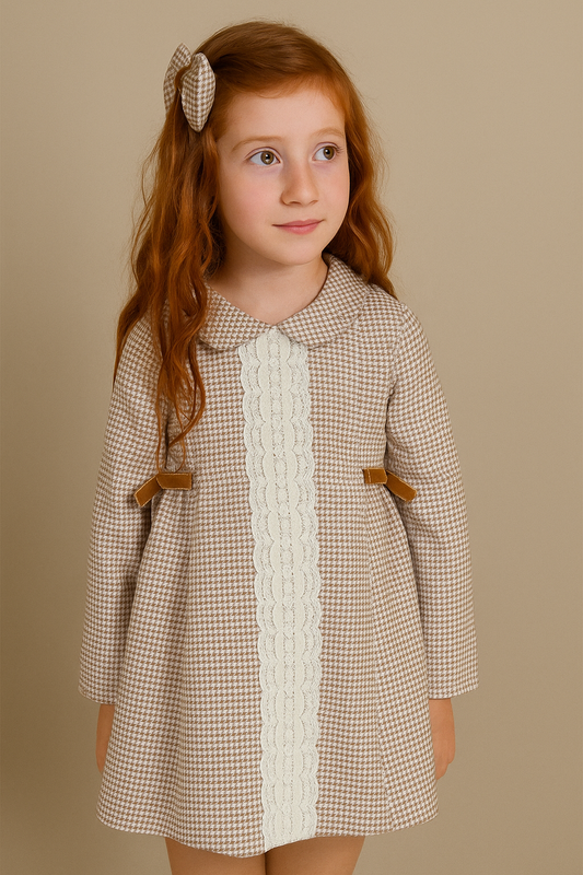 Vestido pata de gallo café, encaje horizontal