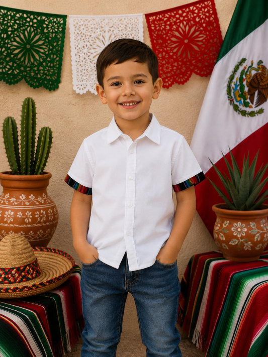 Camisa blanca con elementos patrios, manga cambaya a rayas