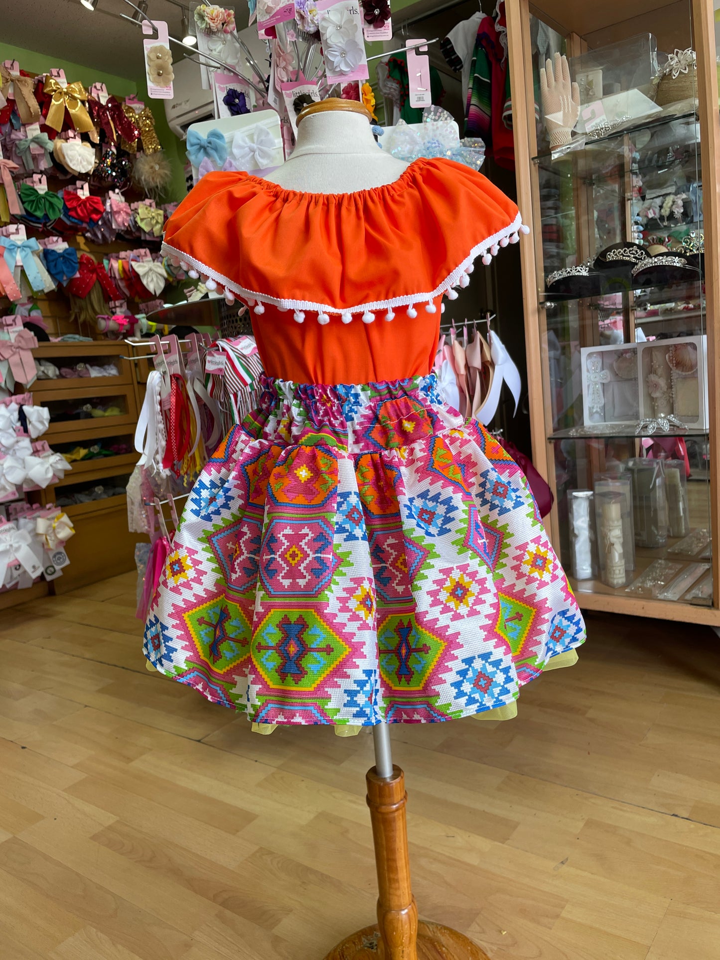 SET PATRIO TUTU CON BLUSA CAMPESINA NARANJA POMPON BLANCO, FALDA BLANCA ELEMENTOS MEXICANOS