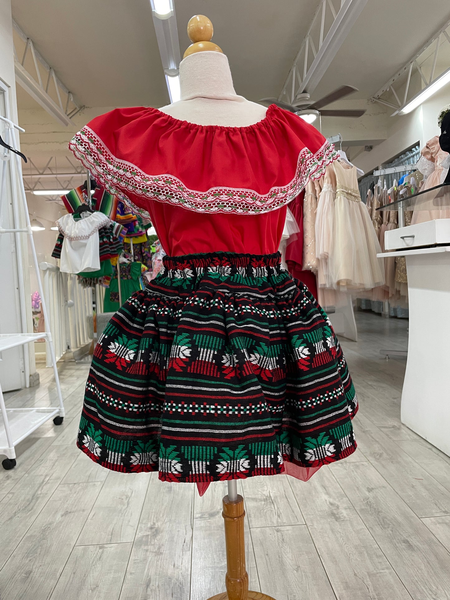SET PATRIO TUTU CON BLUSA CAMPESINA ROJA ENCAJE TRICOLOR, FALDA RAYAS NEGRA