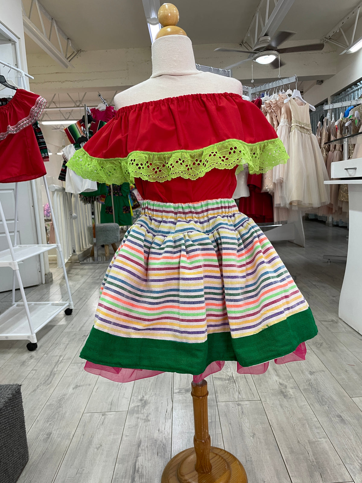 SET PATRIO TUTU CON BLUSA CAMPESINA ROJA ENCAJE VERDE, FALDA RAYAS BLANCA
