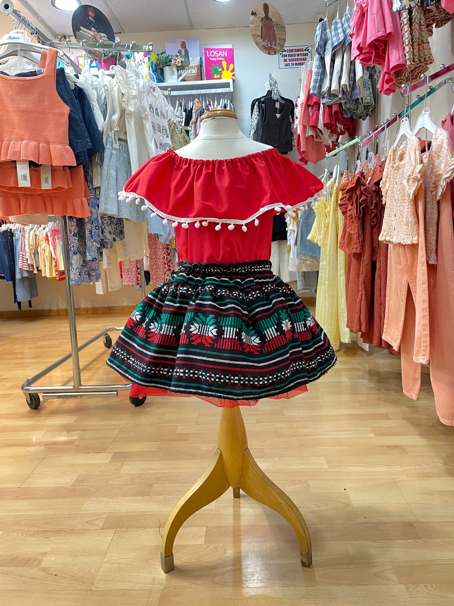 SET PATRIO TUTU CON BLUSA CAMPESINA ROJA POMPON BLANCO FALDA RAYAS CAMBAYA