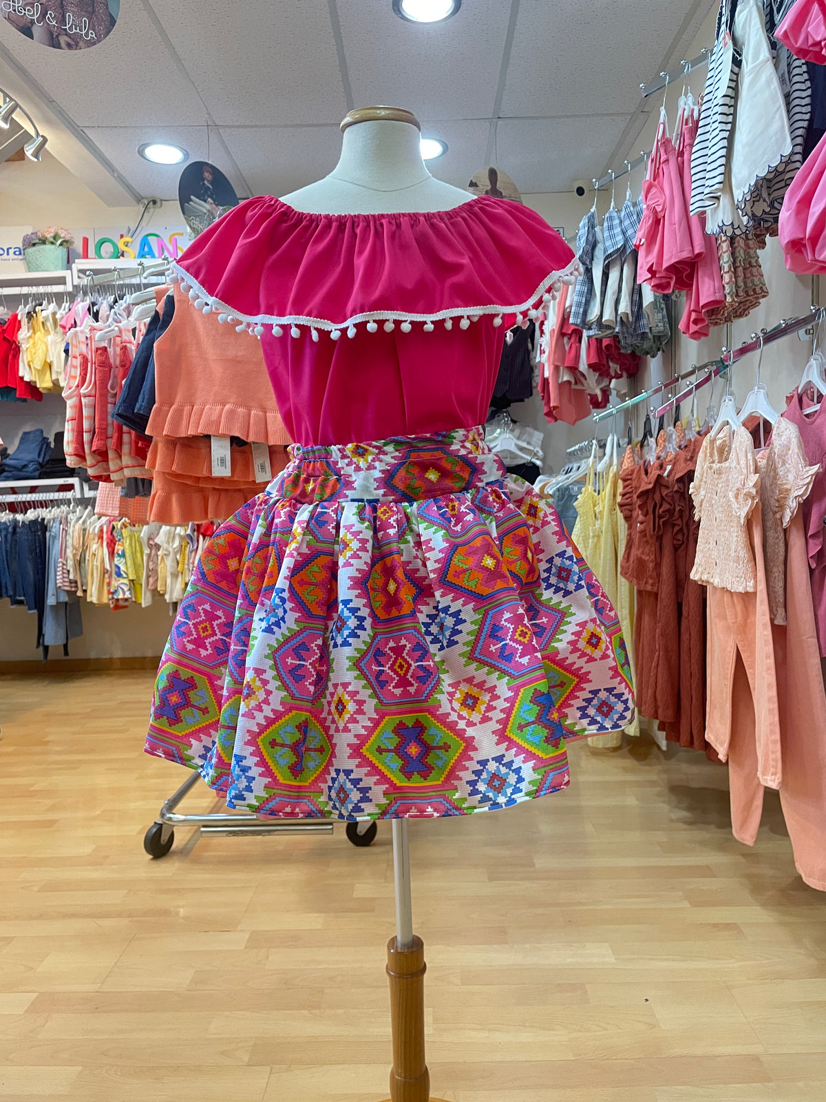 SET PATRIO TUTU CON BLUSA CAMPESINA ROSA POMPON BLANCO FALDA CORTA BLANCO GEOMETRIAS