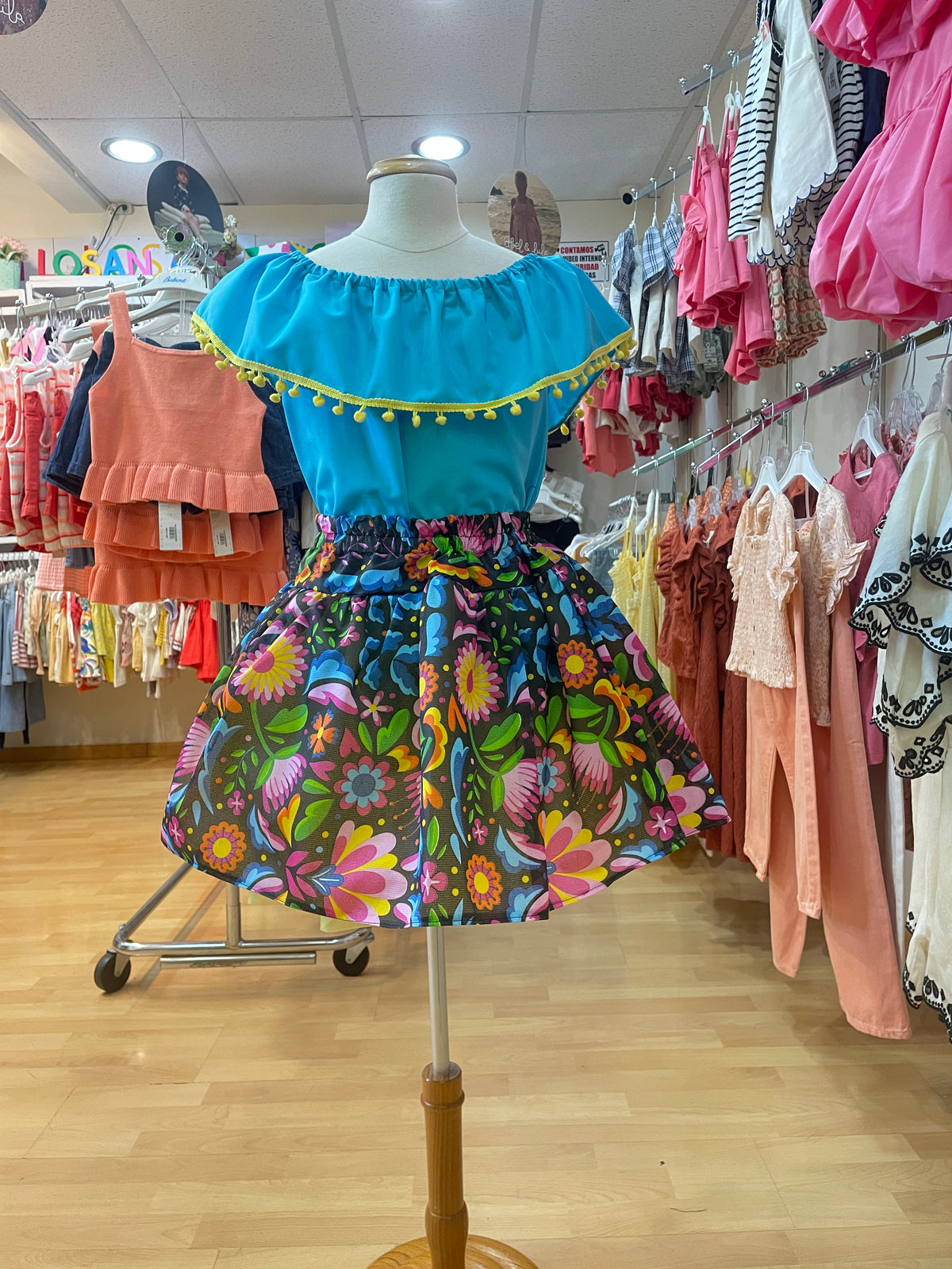 SET PATRIO TUTU CON BLUSA CAMPESINA AZUL POMPON AMARILLO FALDA CORTA NEGRO FLORES
