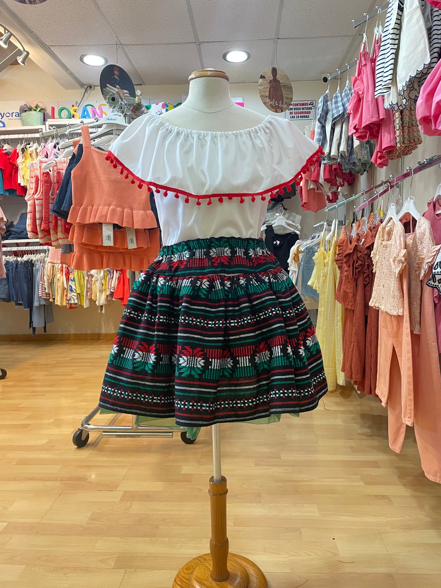 SET PATRIO TUTU CON BLUSA CAMPESINA BLANCA POMPON ROJO, FALDA RAYAS CAMBAYA