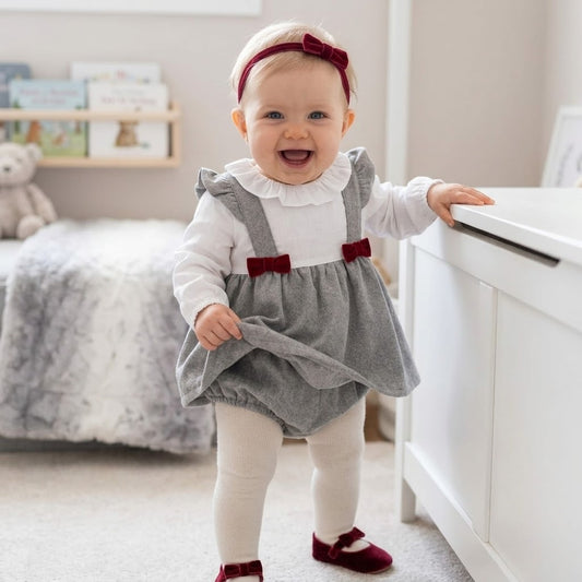 Vestido gris camisa blanca moños rojos