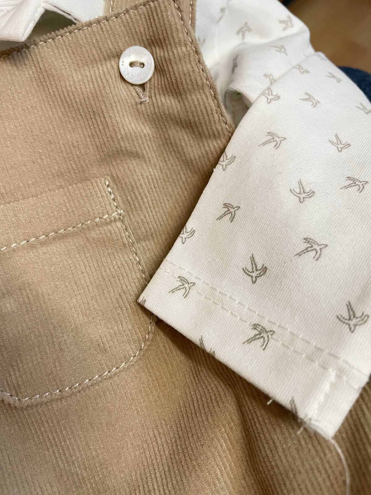 Conjunto body blanco + pañalero beige de micropana pana beige