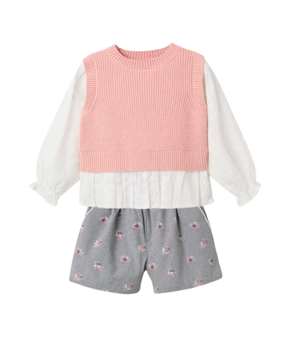 Set blusa blanca con chaleco  + Short cuadros y flores