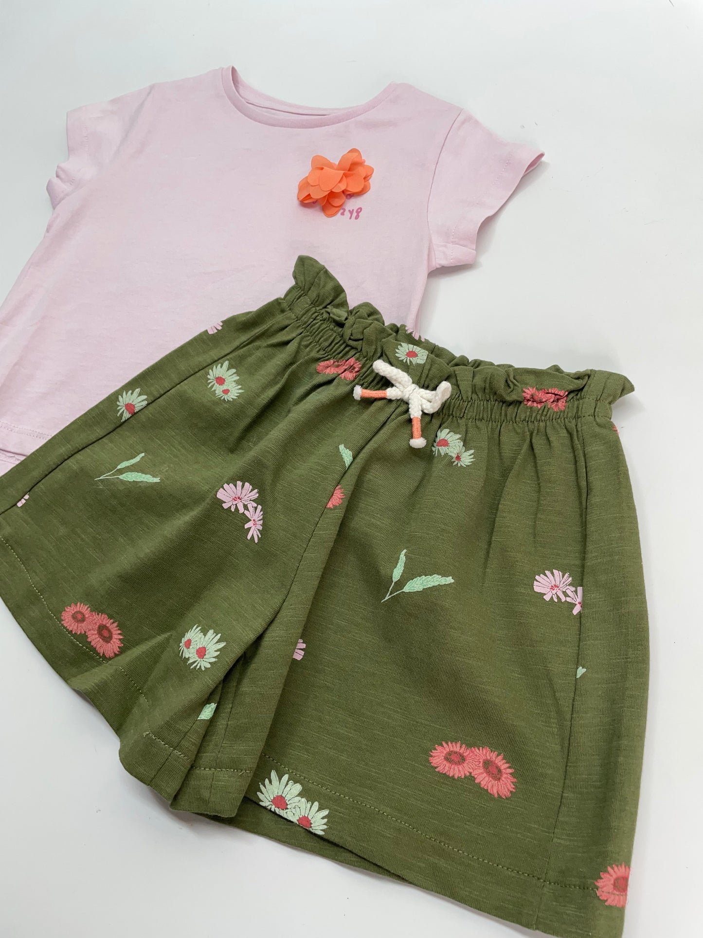 Set blusa lila flor melo con short verde flores