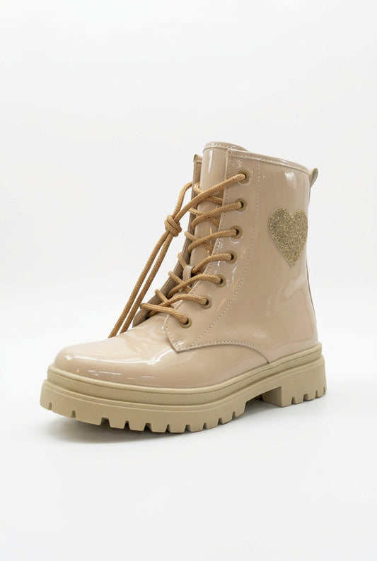 bota beige con corazón