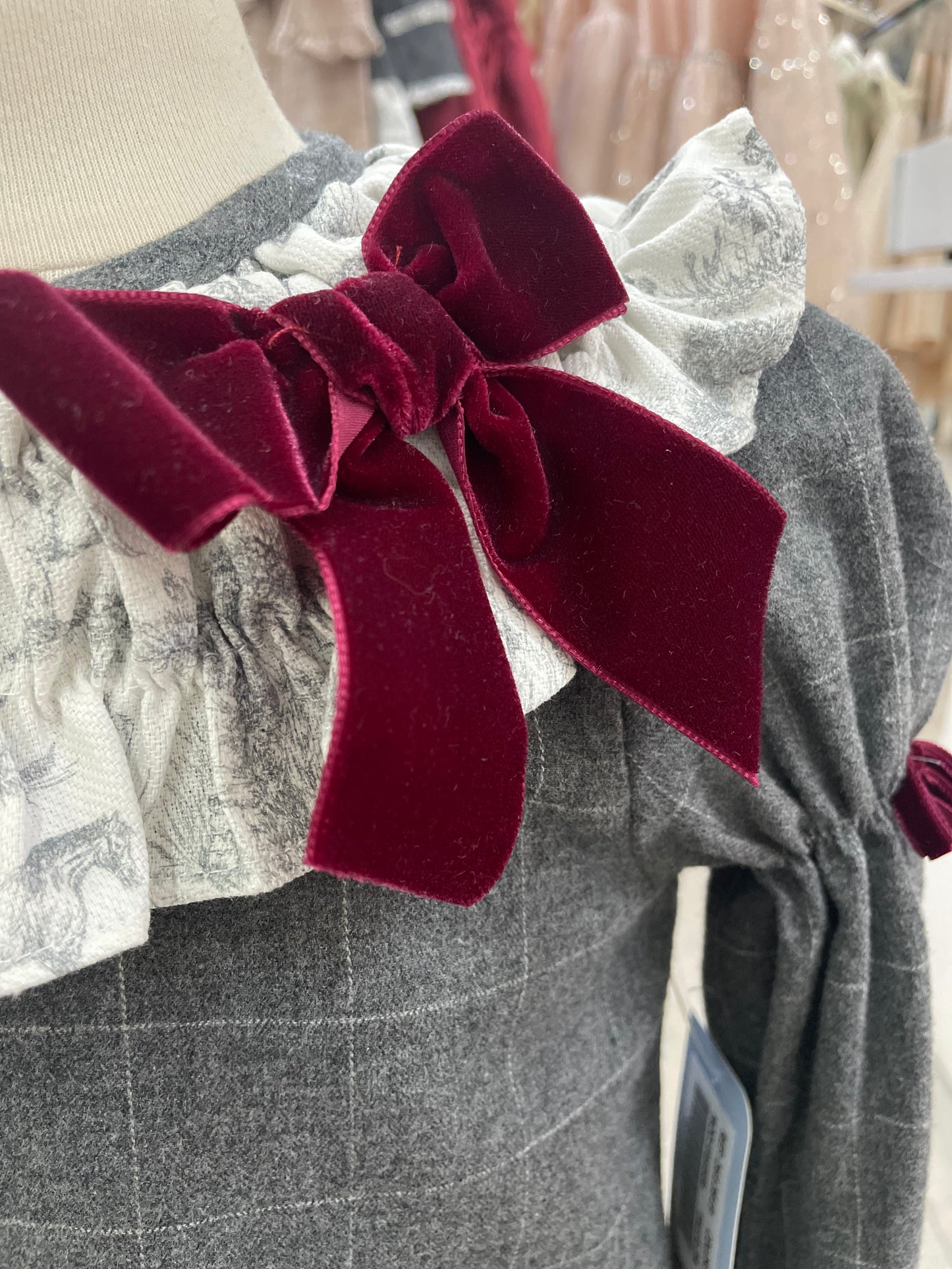 Vestido cuadros plomo cuello smoke moño terciopleo