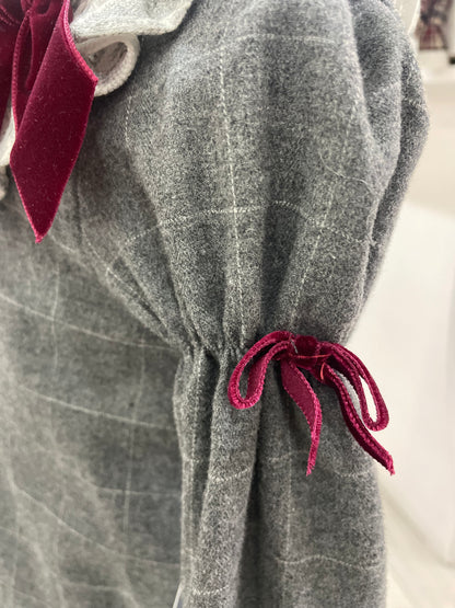 Vestido cuadros plomo cuello smoke moño terciopleo