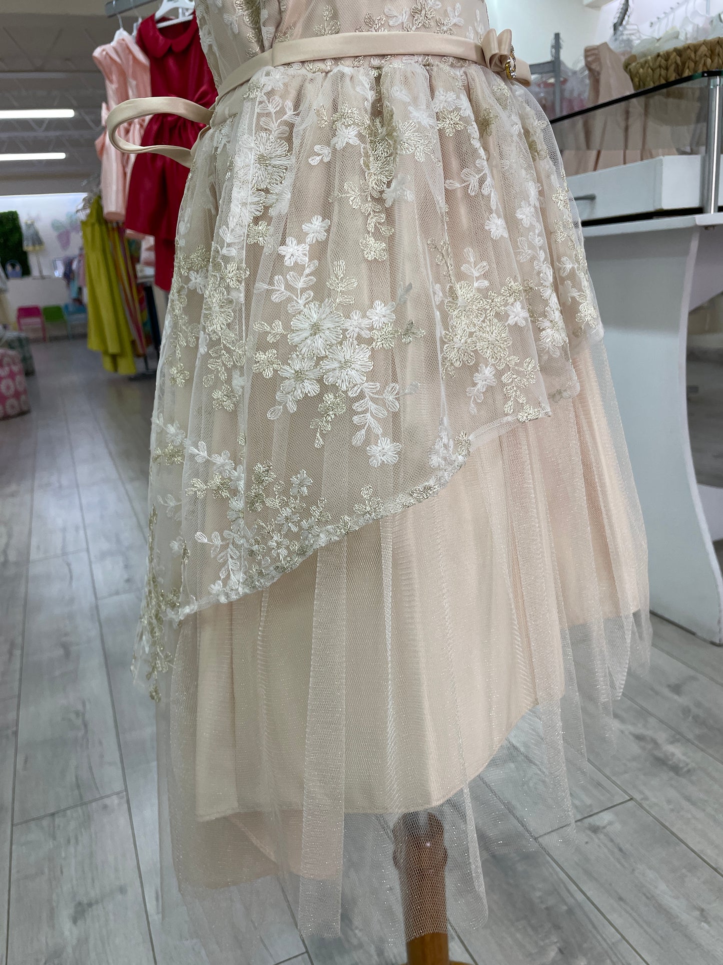 Vestido Champagne Cola con Sobrefalda y  Cinto Hebilla Oro