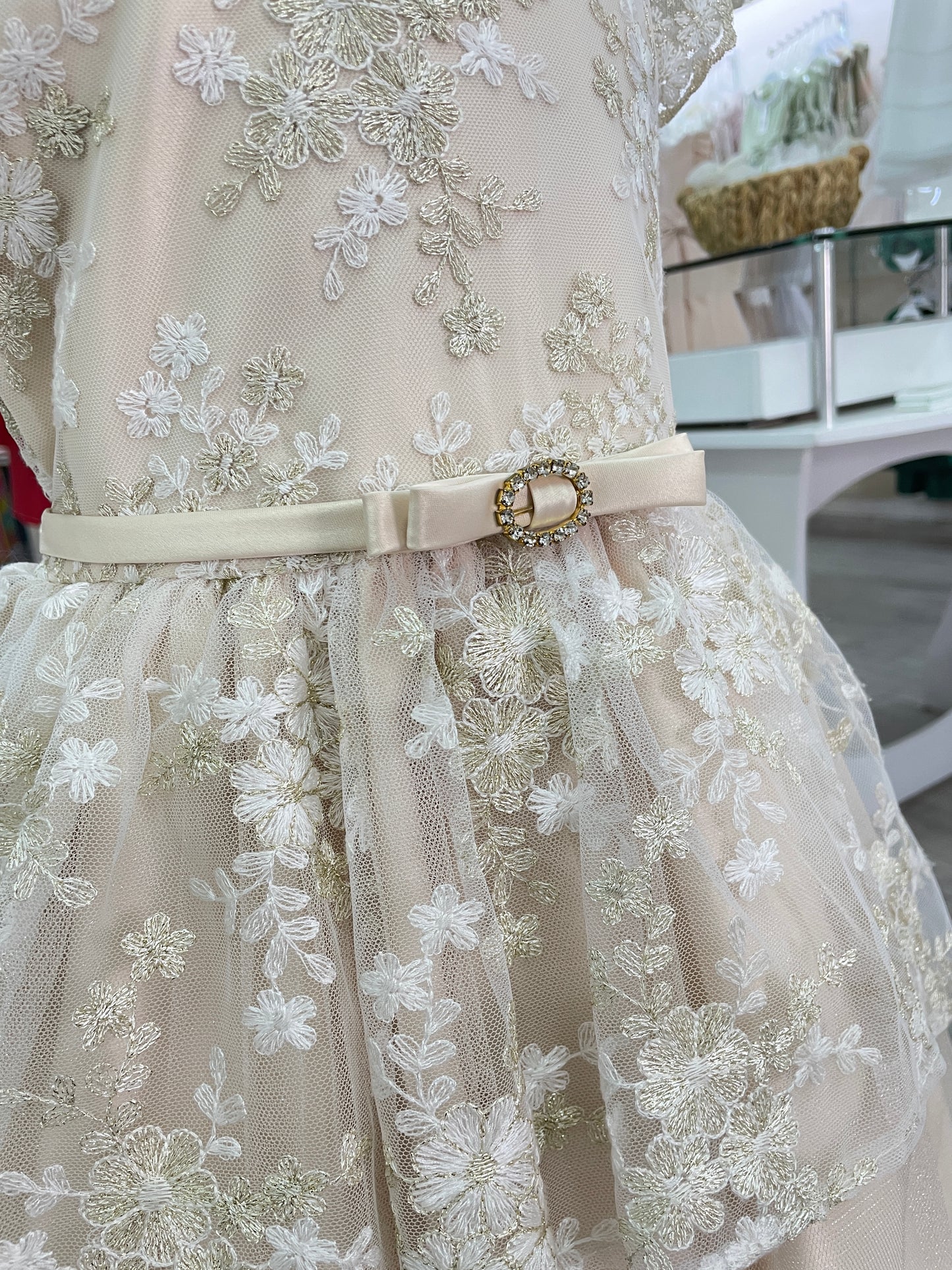 Vestido Champagne Cola con Sobrefalda y  Cinto Hebilla Oro