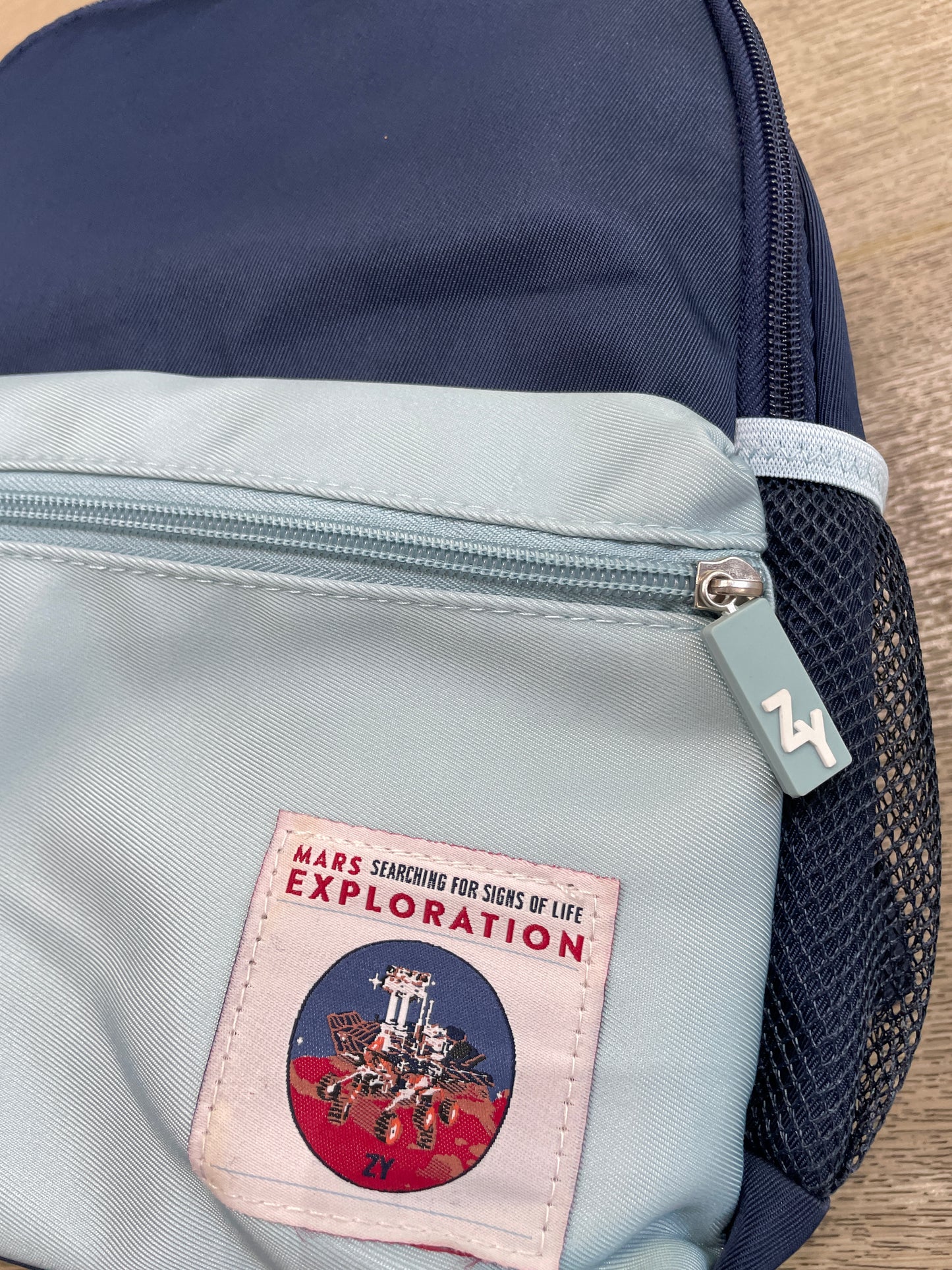mochila azul con bolsas laterales