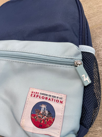 mochila azul con bolsas laterales