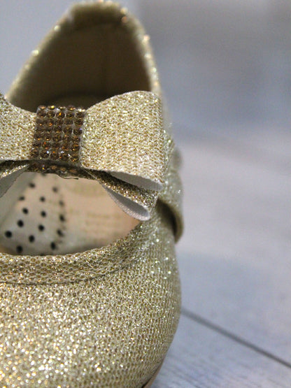 zapato color oro con moño al frente