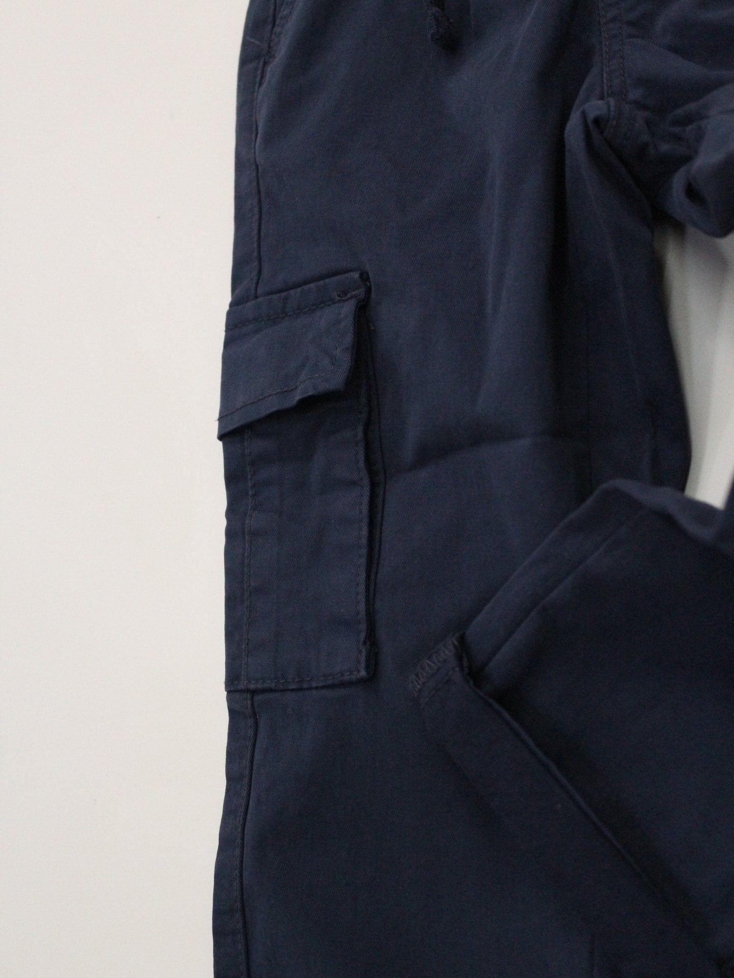 pantalón cargo azul marino