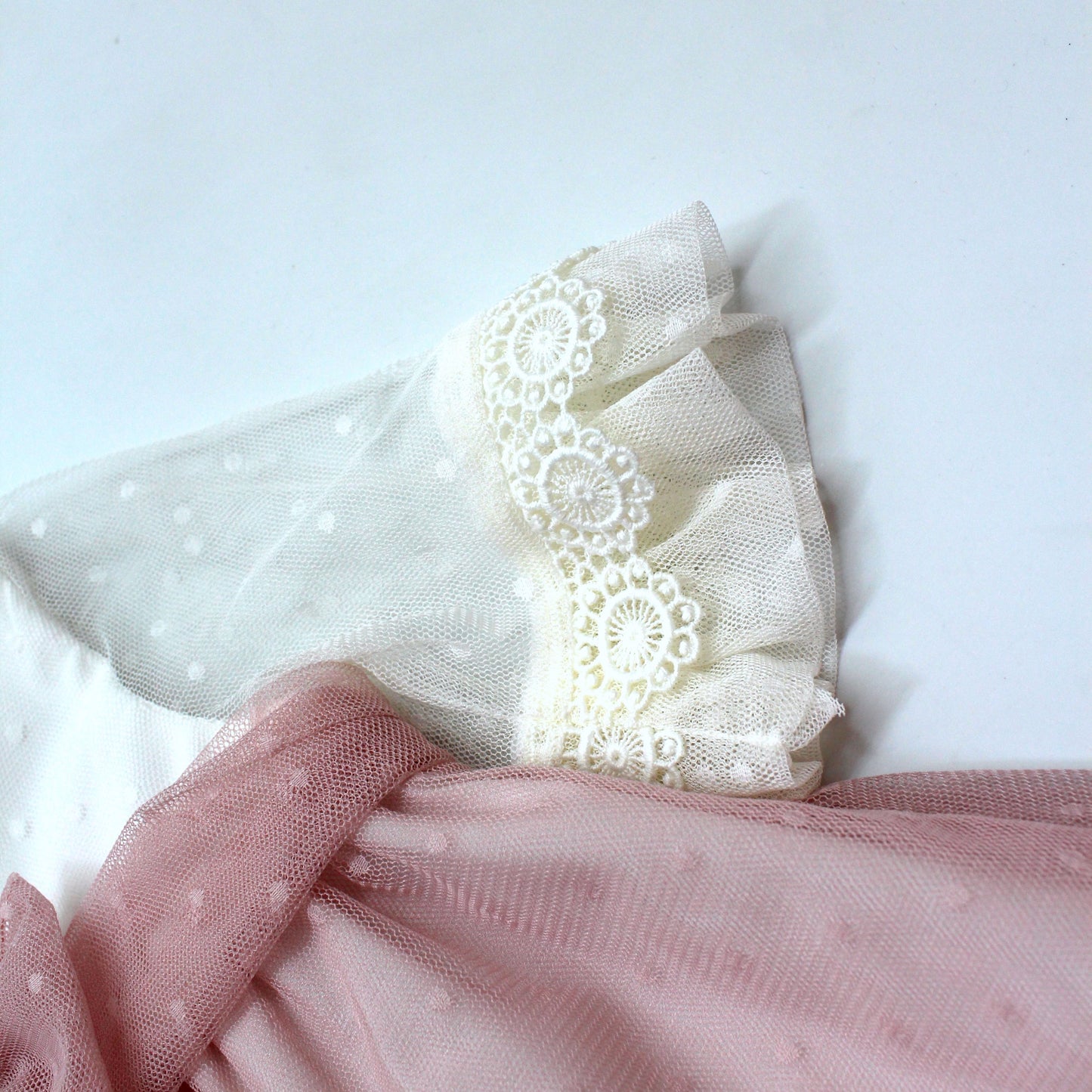 Vestido manga francesa, tonos blanco y rosa