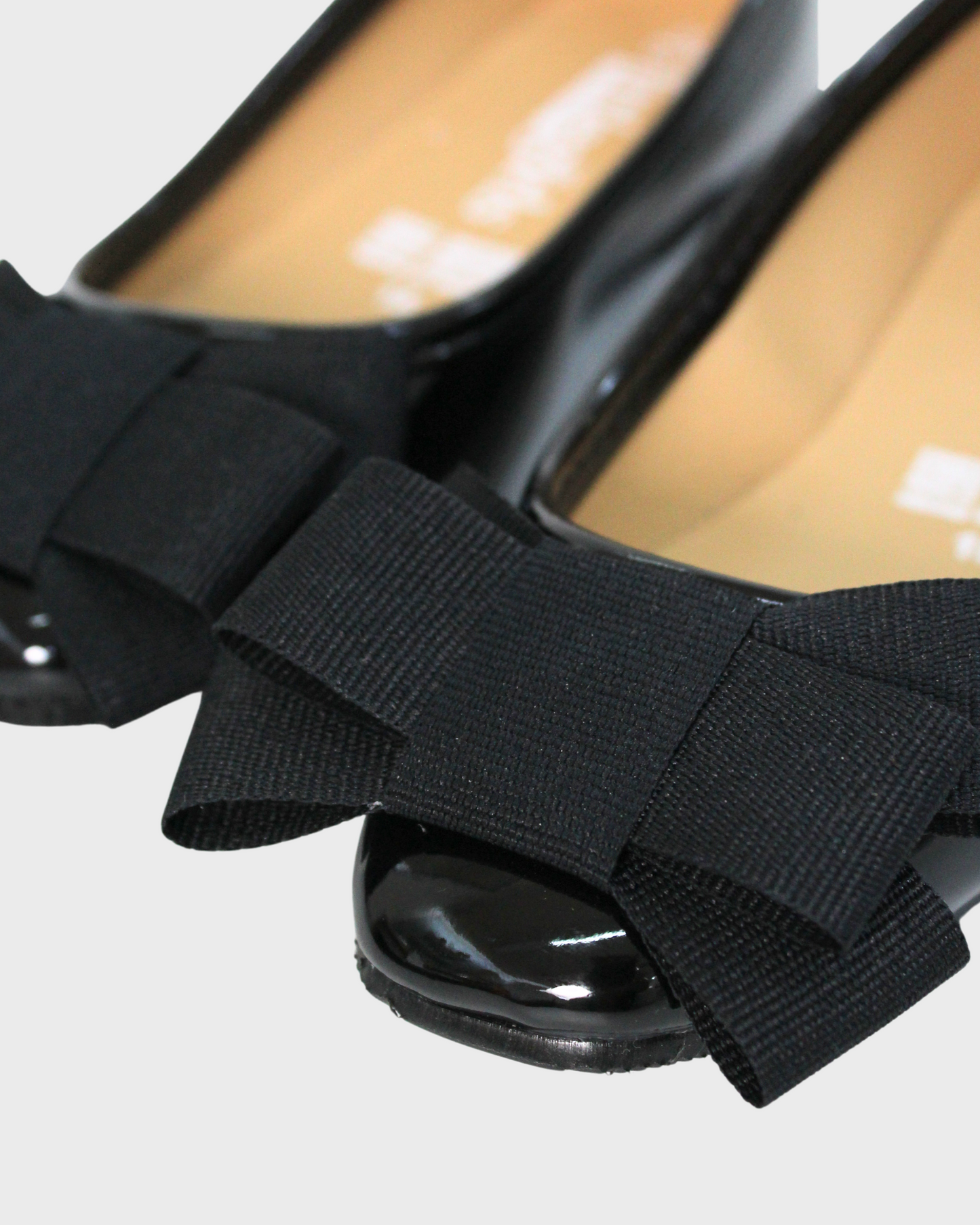 Zapato charol negro punta cuadrada moño triple michelle