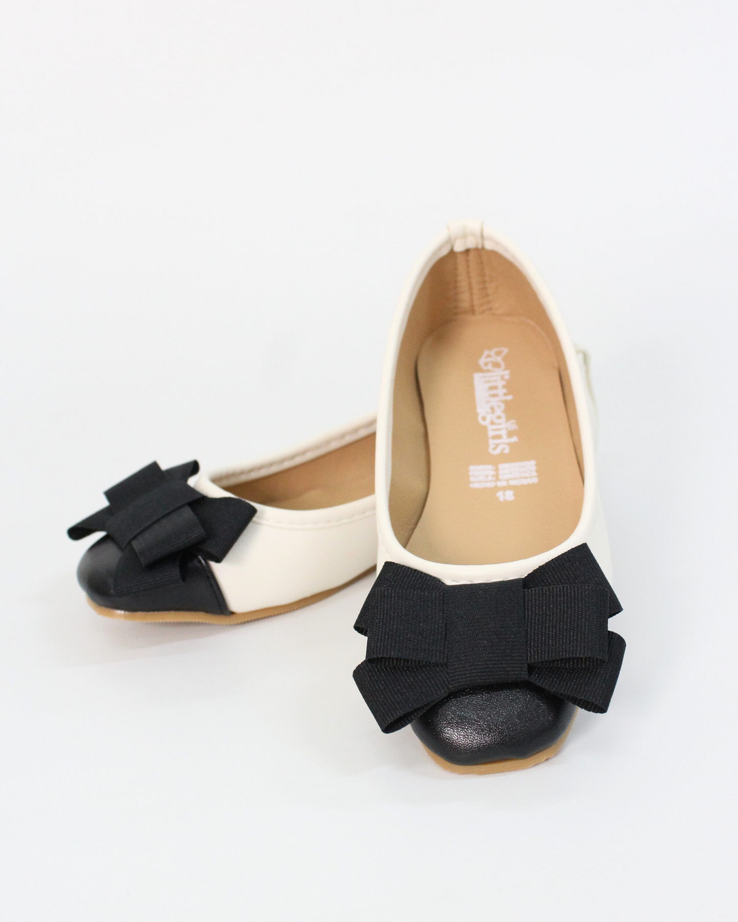 Zapato combinado blanco y negro con moño triple