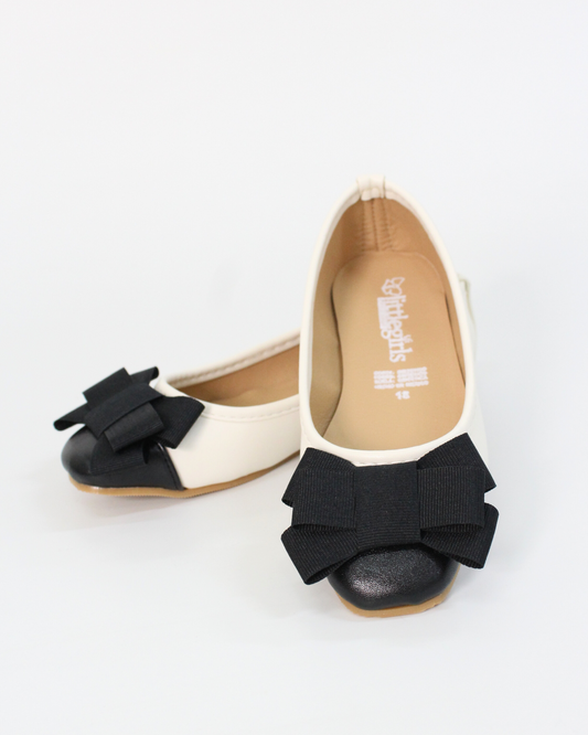 Zapato combinado blanco y negro con moño triple