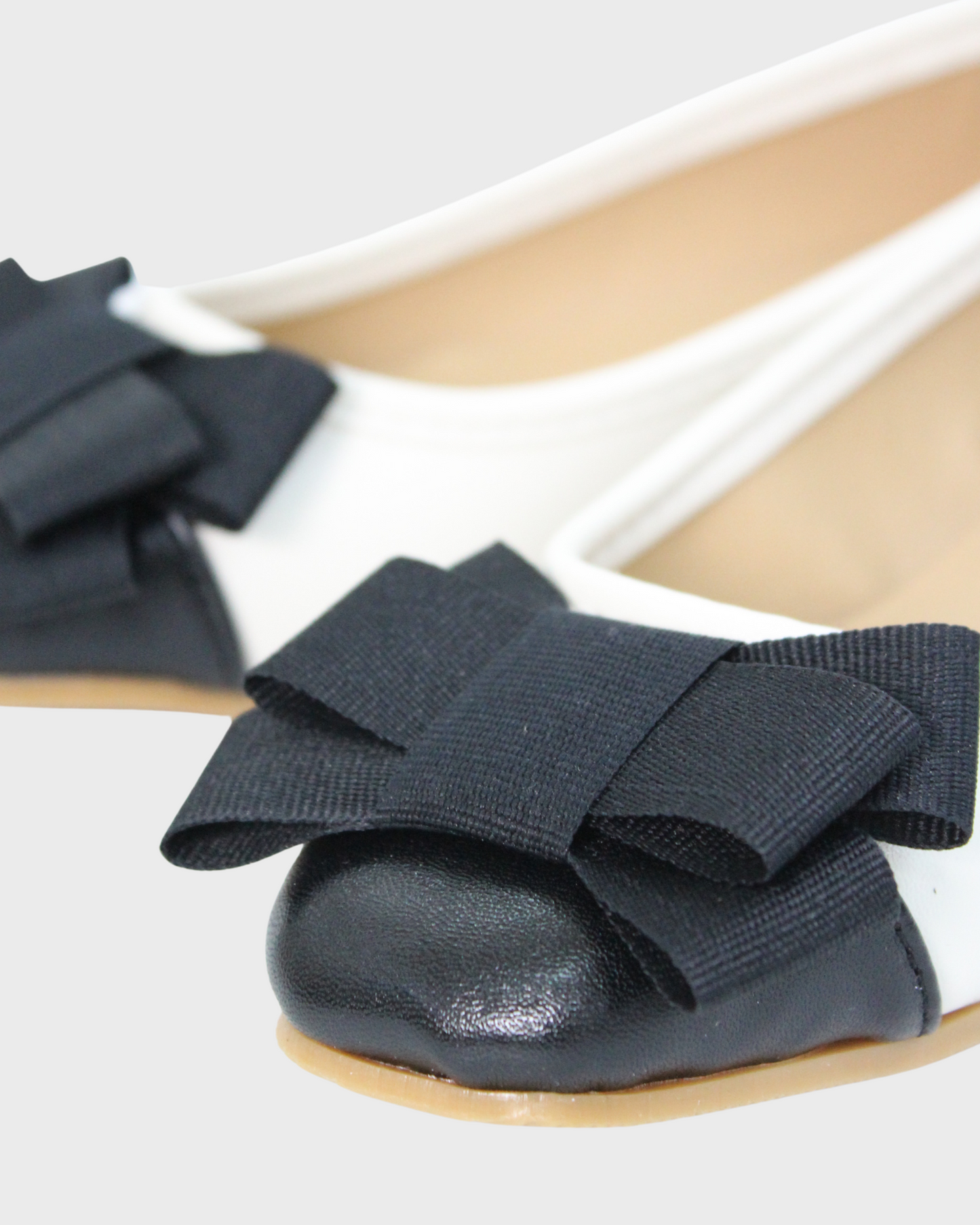 Zapato combinado blanco y negro con moño triple