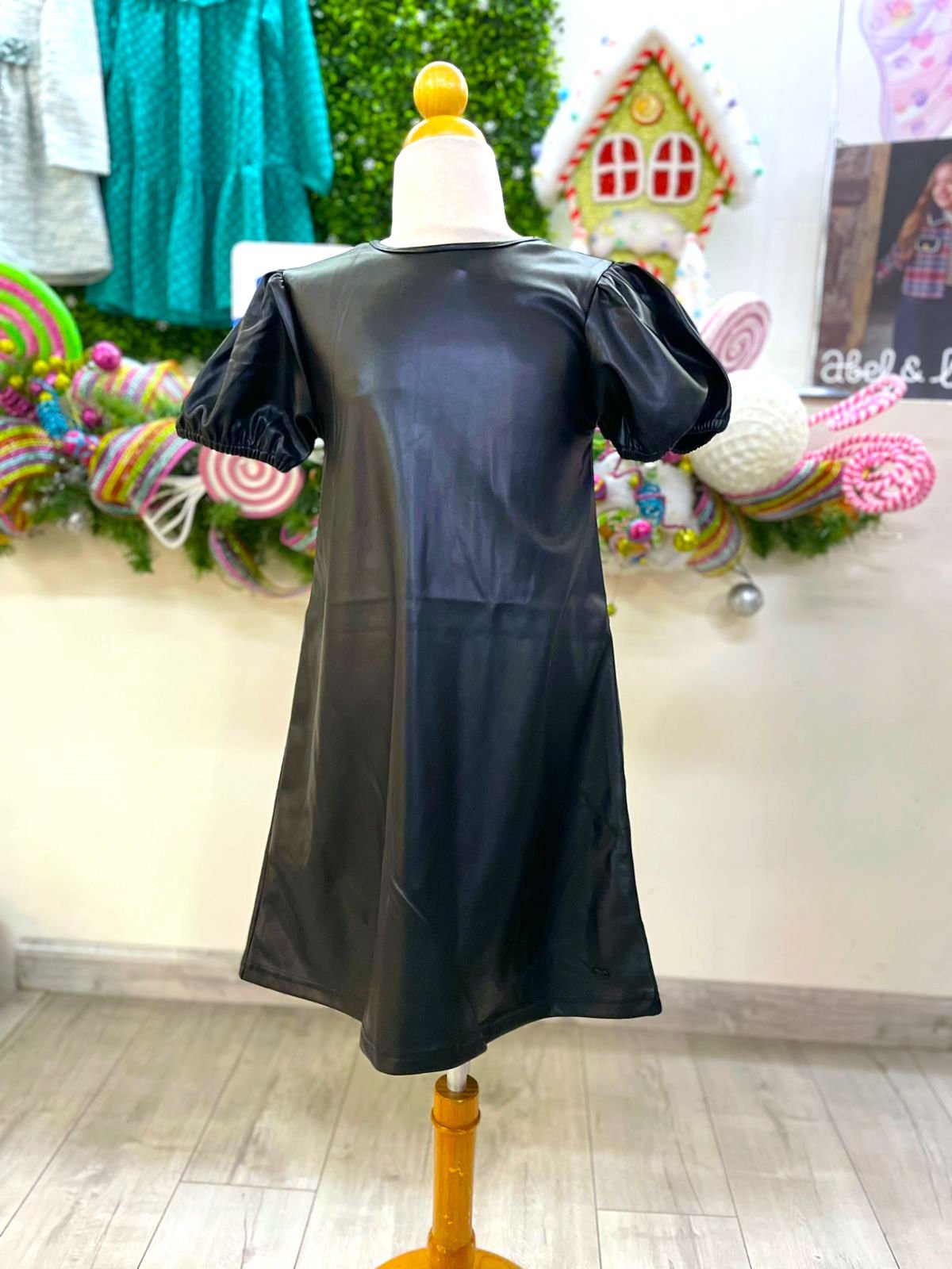 vestido polipiel negro, manga abultada.