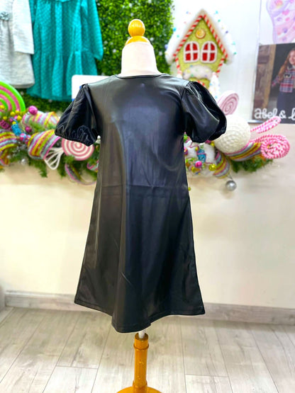 vestido polipiel negro, manga abultada.