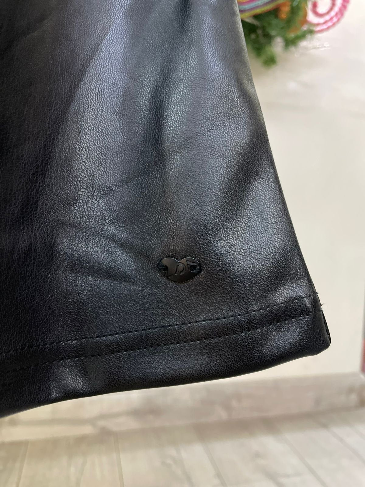 vestido polipiel negro, manga abultada.