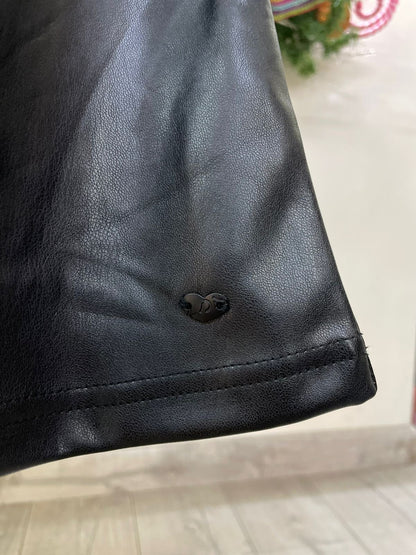 vestido polipiel negro, manga abultada.