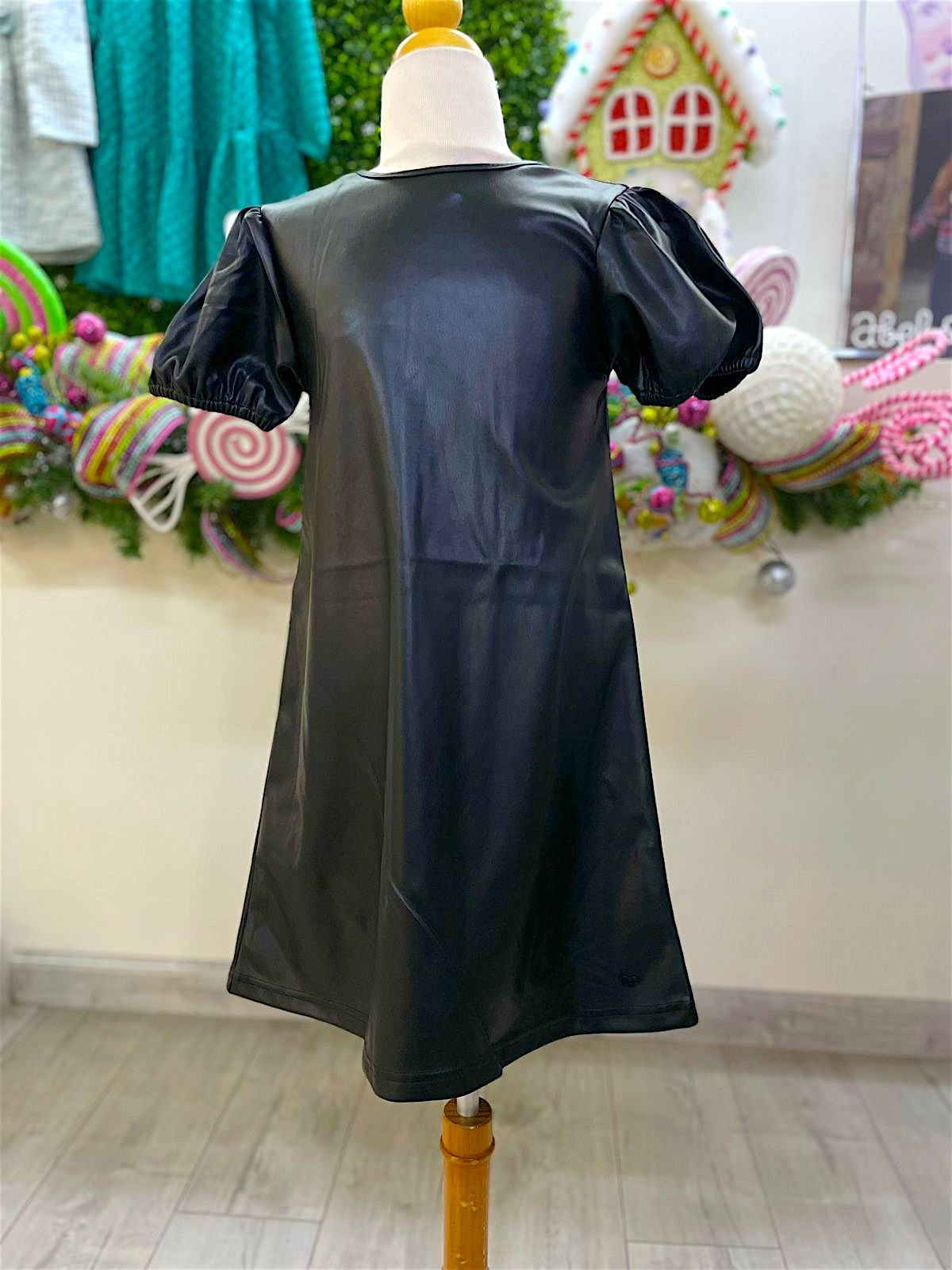 vestido polipiel negro, manga abultada.