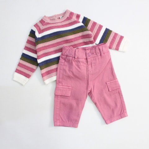 set jersey tipo bordado con pantalón cargo rosa