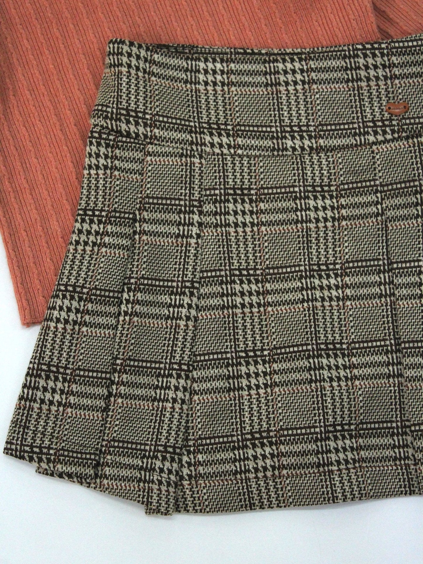 set falda a cuadros con blusa cuello ruffle