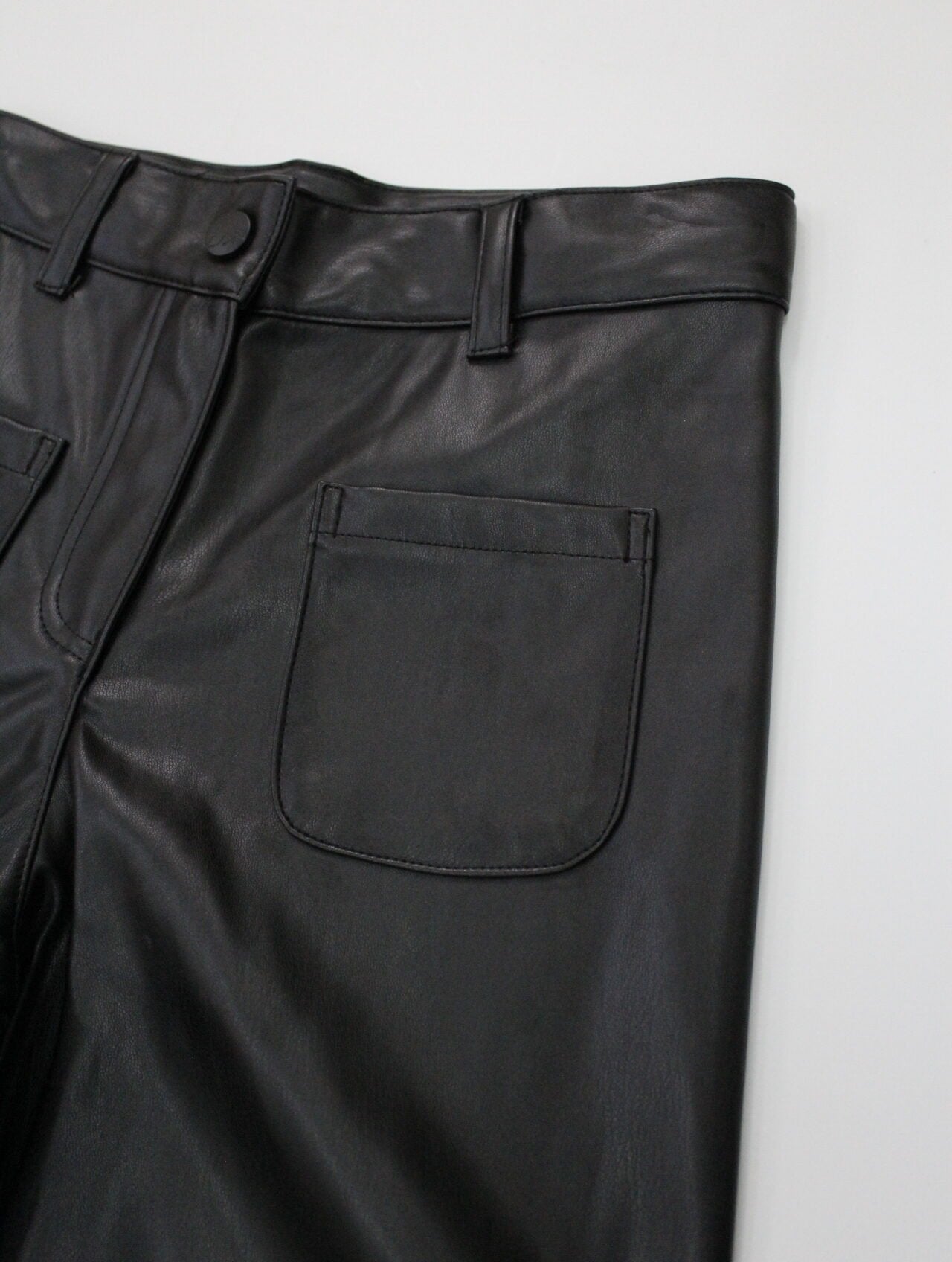 pantalón polipiel color negro