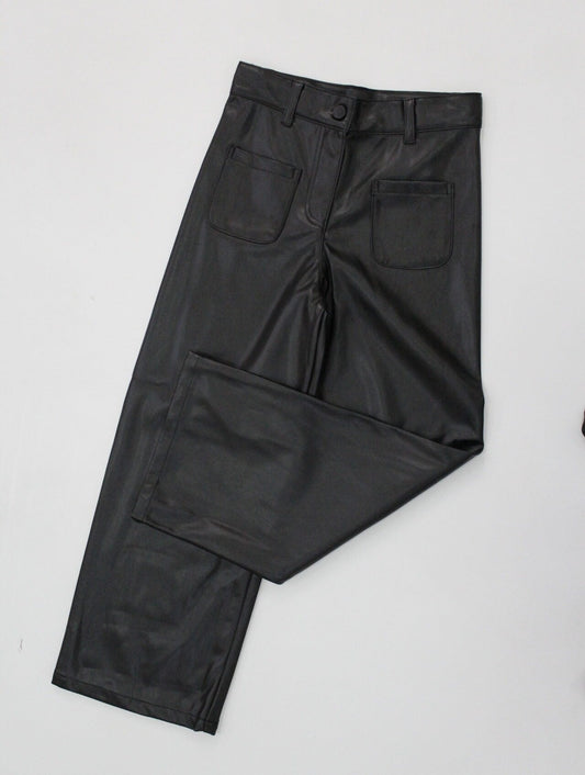 pantalón polipiel color negro con bolsas delanteras