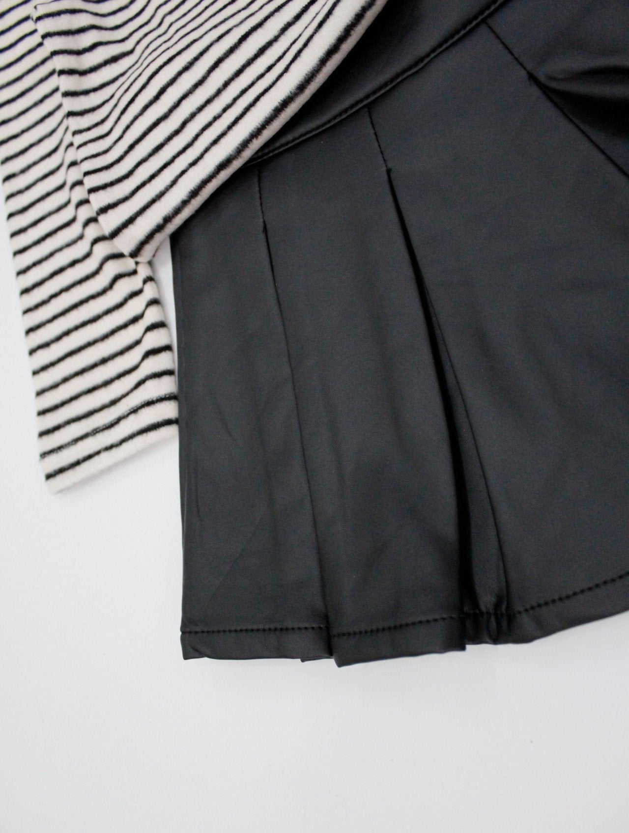 set camiseta con falda de cuero sintético color negro