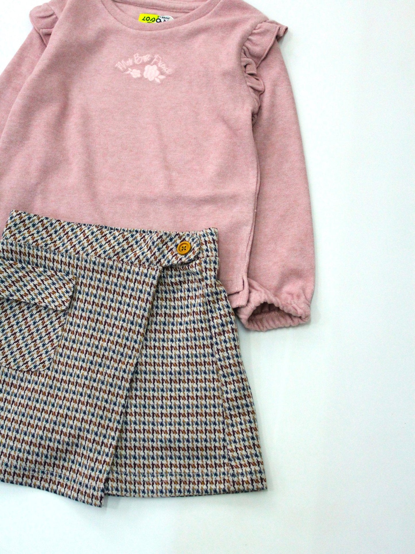 set falda a cuadros con blusa rosa ocre