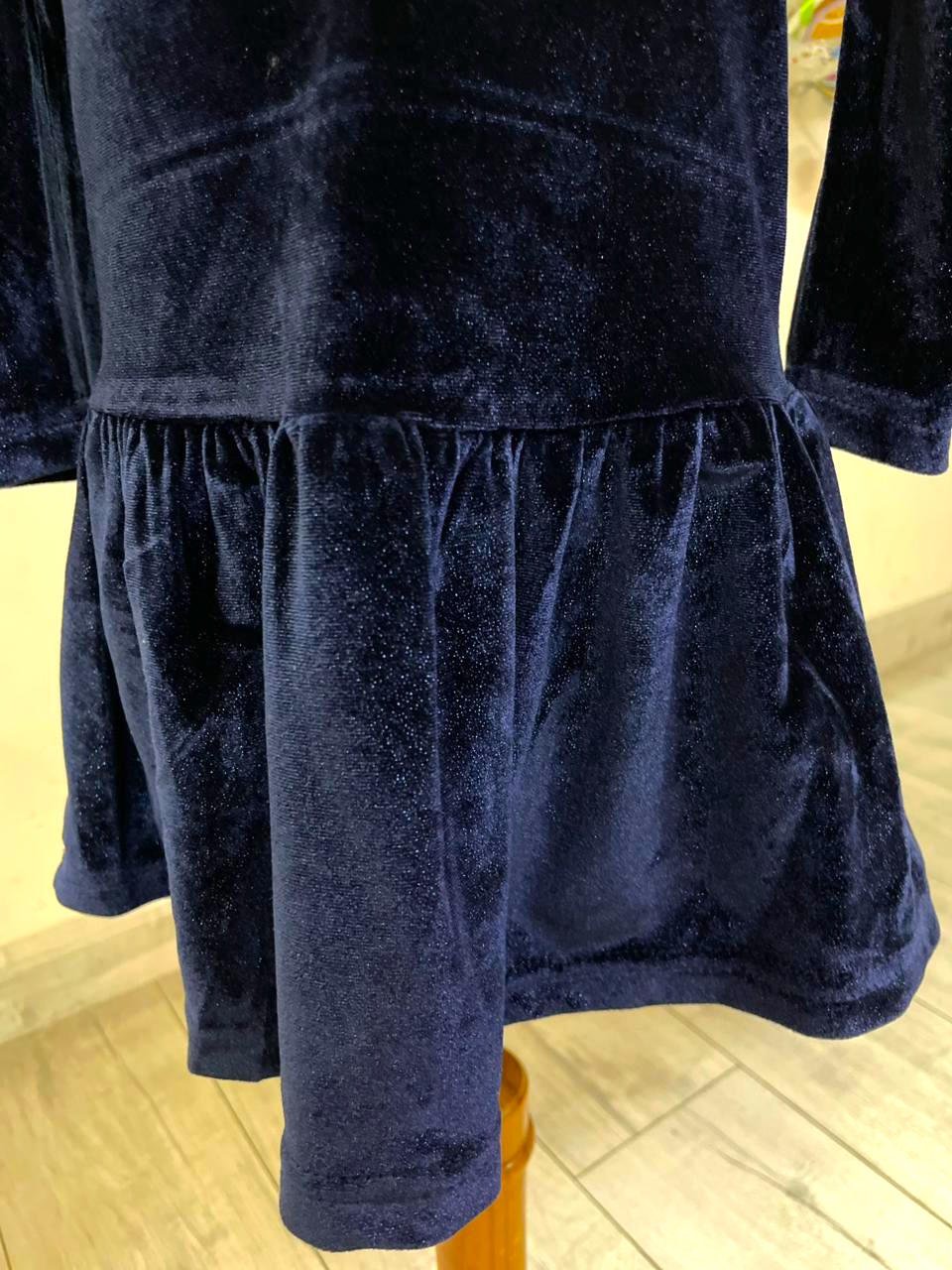 vestido manga larga, terciopelo. color azul navy