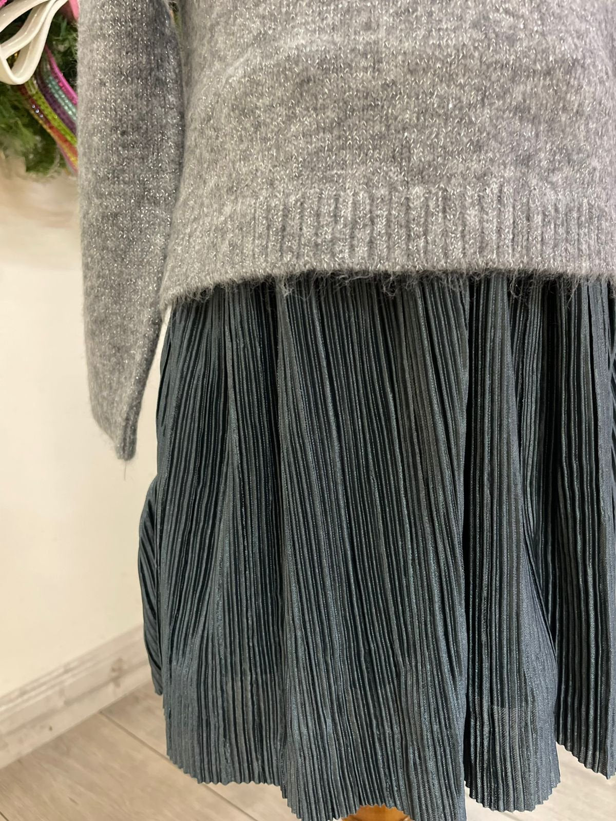 vestido tricót gris, manga larga, falda plisada
