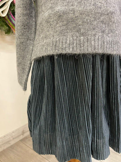 vestido tricót gris, manga larga, falda plisada
