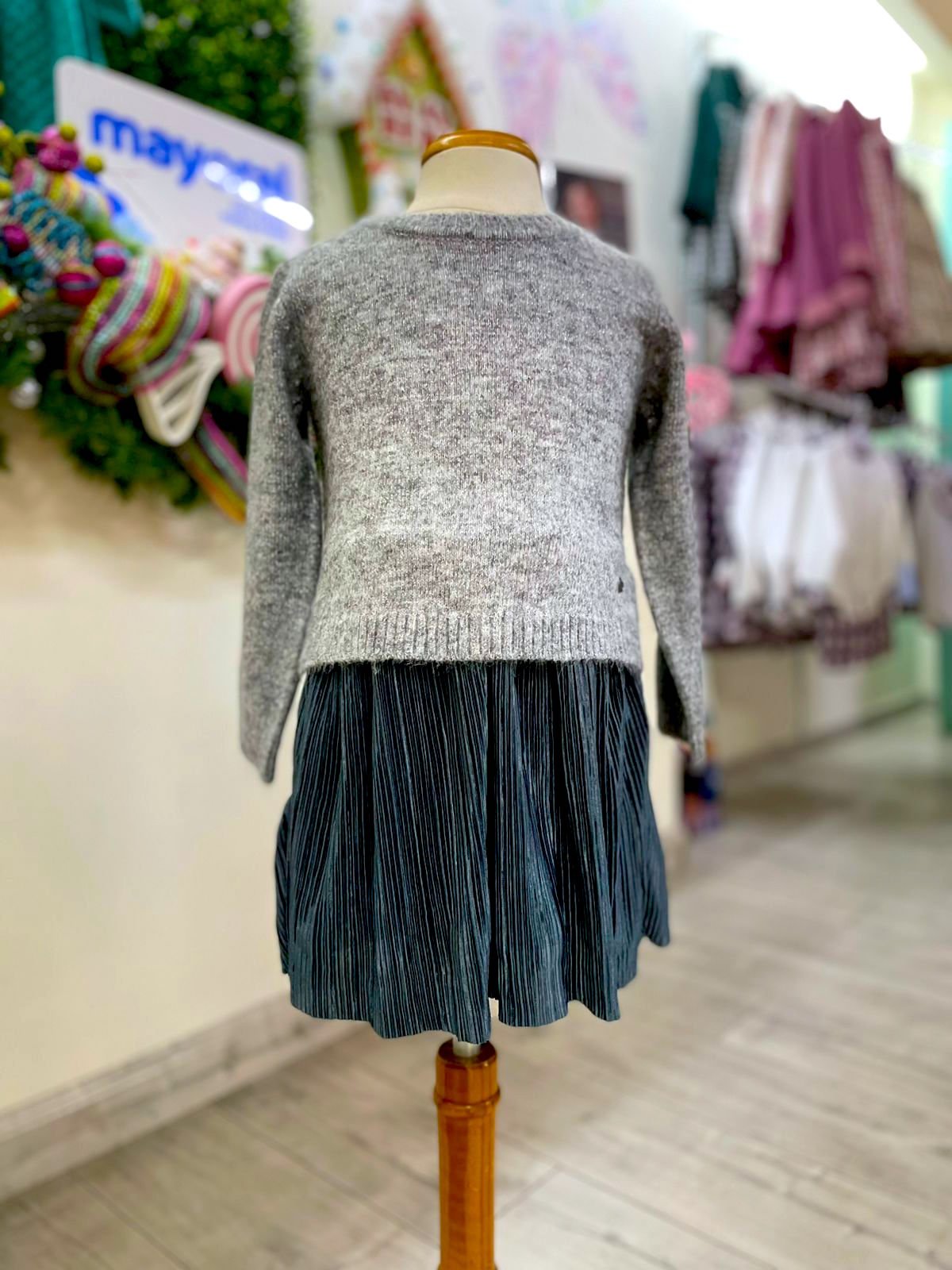 vestido tricót gris, manga larga, falda plisada