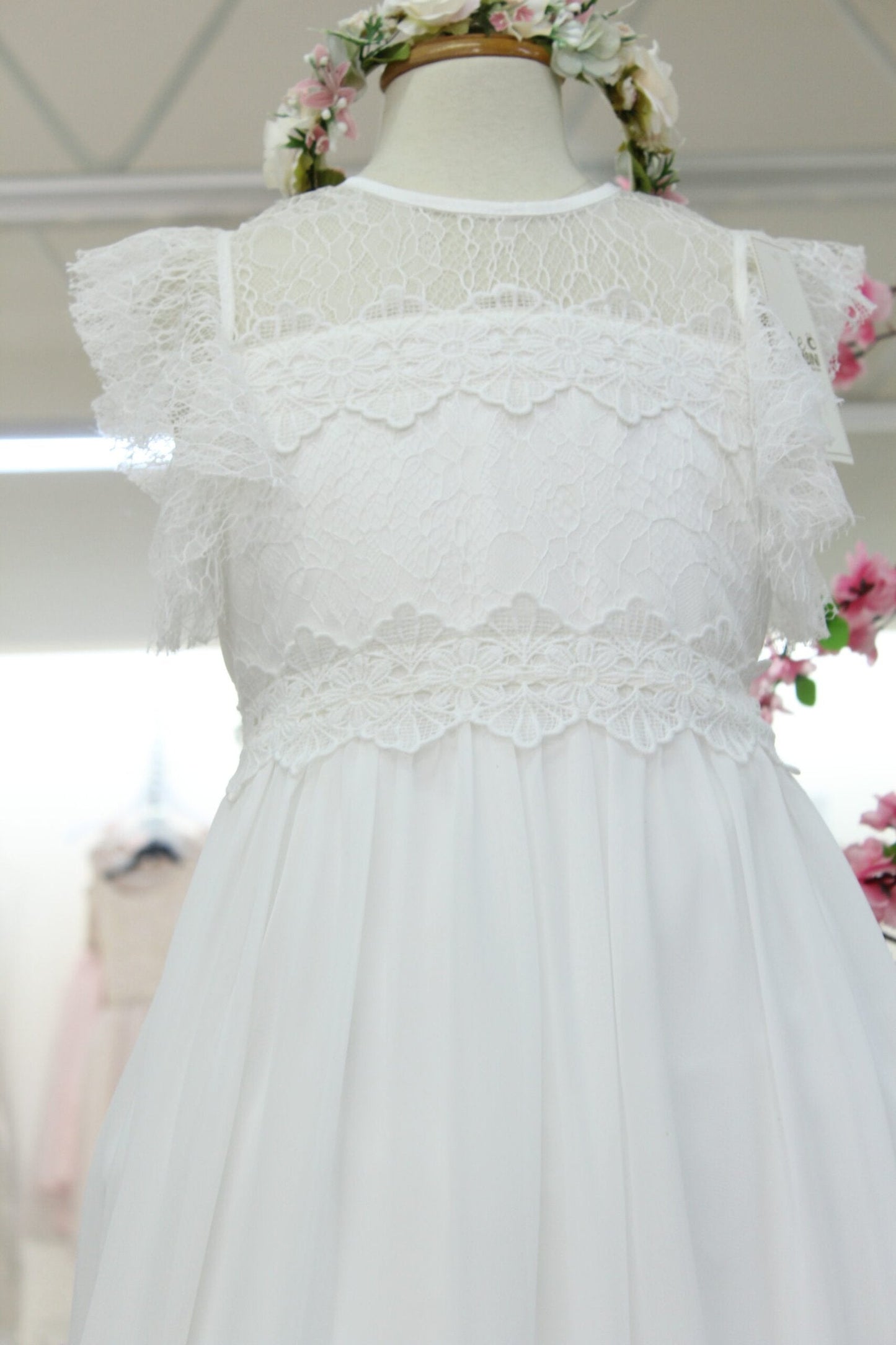 Vestido primera comunión color blanco, estilo romantico detalle de encaje en talle