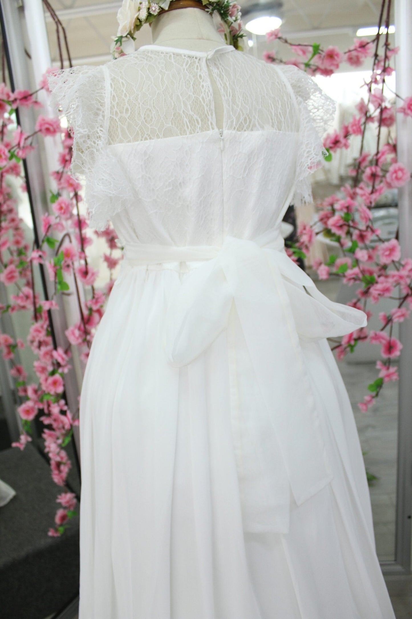 Vestido primera comunión color blanco, estilo romantico detalle de encaje en talle