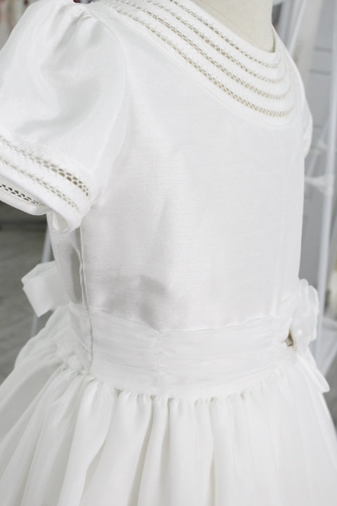 Vestido primera comunión color perla en shantu con gaveado a mano