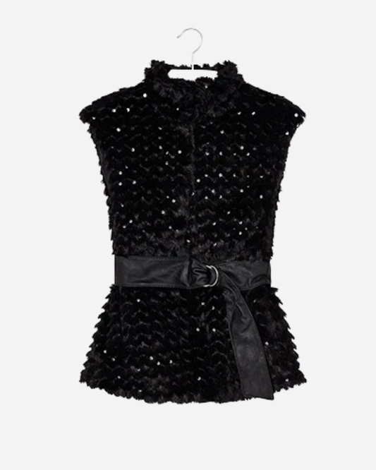 Chaleco pelo negro con lentejuela y cinto polipiel, mayoral