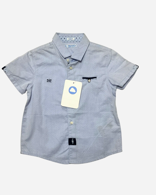 Camisa celeste detalles marino